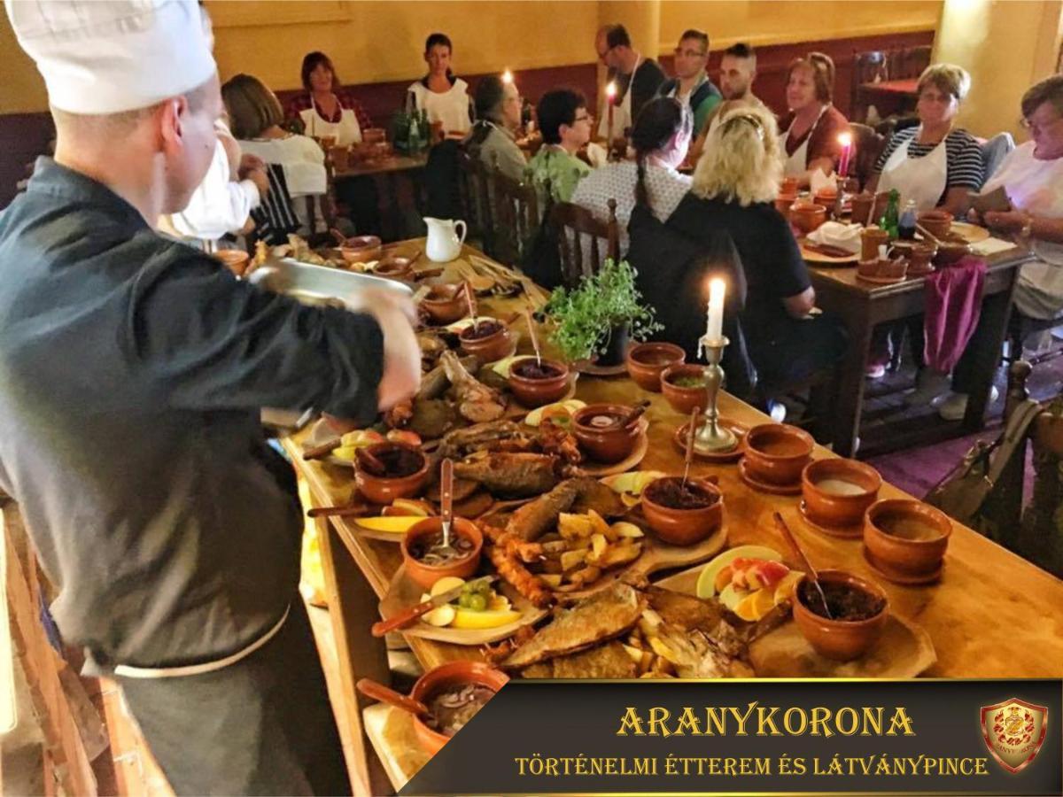 Aranykorona Hotel Miskolc Bagian luar foto