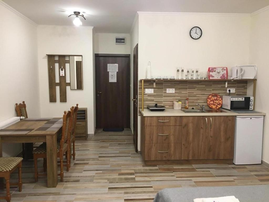 Aranykorona Hotel Miskolc Bagian luar foto